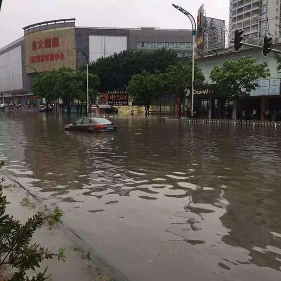 广州暴雨全城被淹 大水漫入长湴地铁站