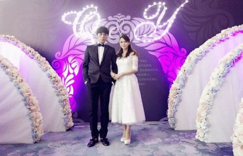 秦昊回应伊能静磕头祈福 女方磕了一千多个头