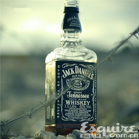 这名叫做wickham的嗜酒者最爱喝的就是杰克丹尼威士忌,而制作这个棺材