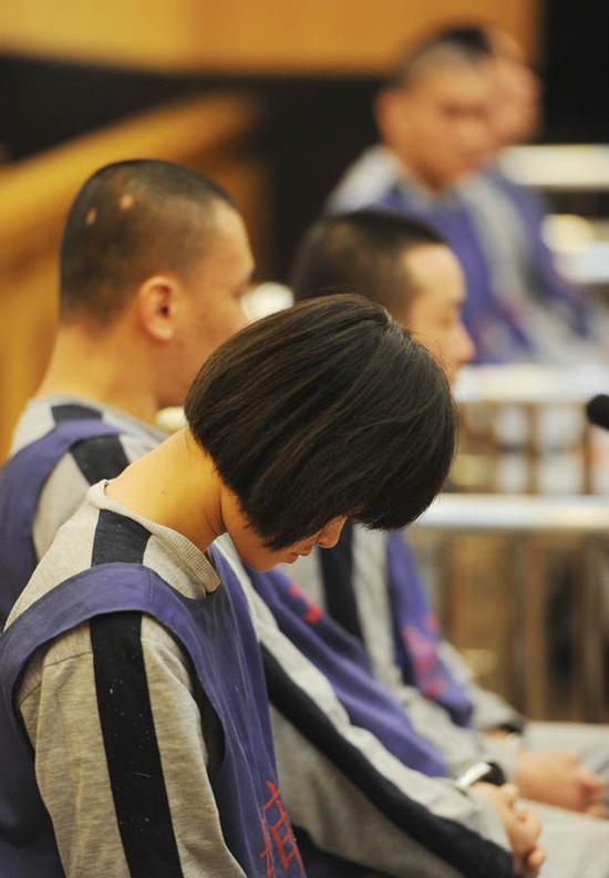 东莞80后情侣涉嫌贩毒100公斤 女方称按男友要求办事