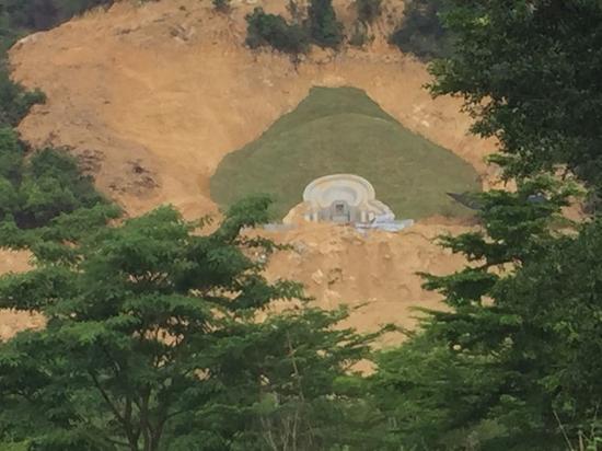 廣州遊客黃先生指著不遠處的一片山坡,不住地搖頭,一副憤怒的表情