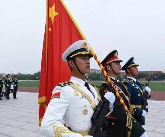 张洪杰作为军旗手,不仅是三军仪仗队的龙头,也是整个受阅方队的龙头
