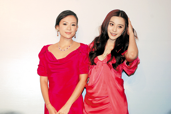 2009年,范冰冰(右)和章子怡一起宣传《非常完美》图/东方ic